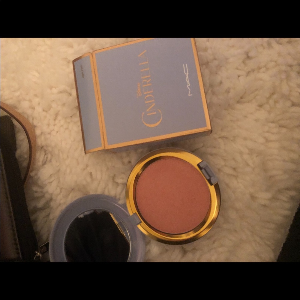 MAC x Cinderella presses powder